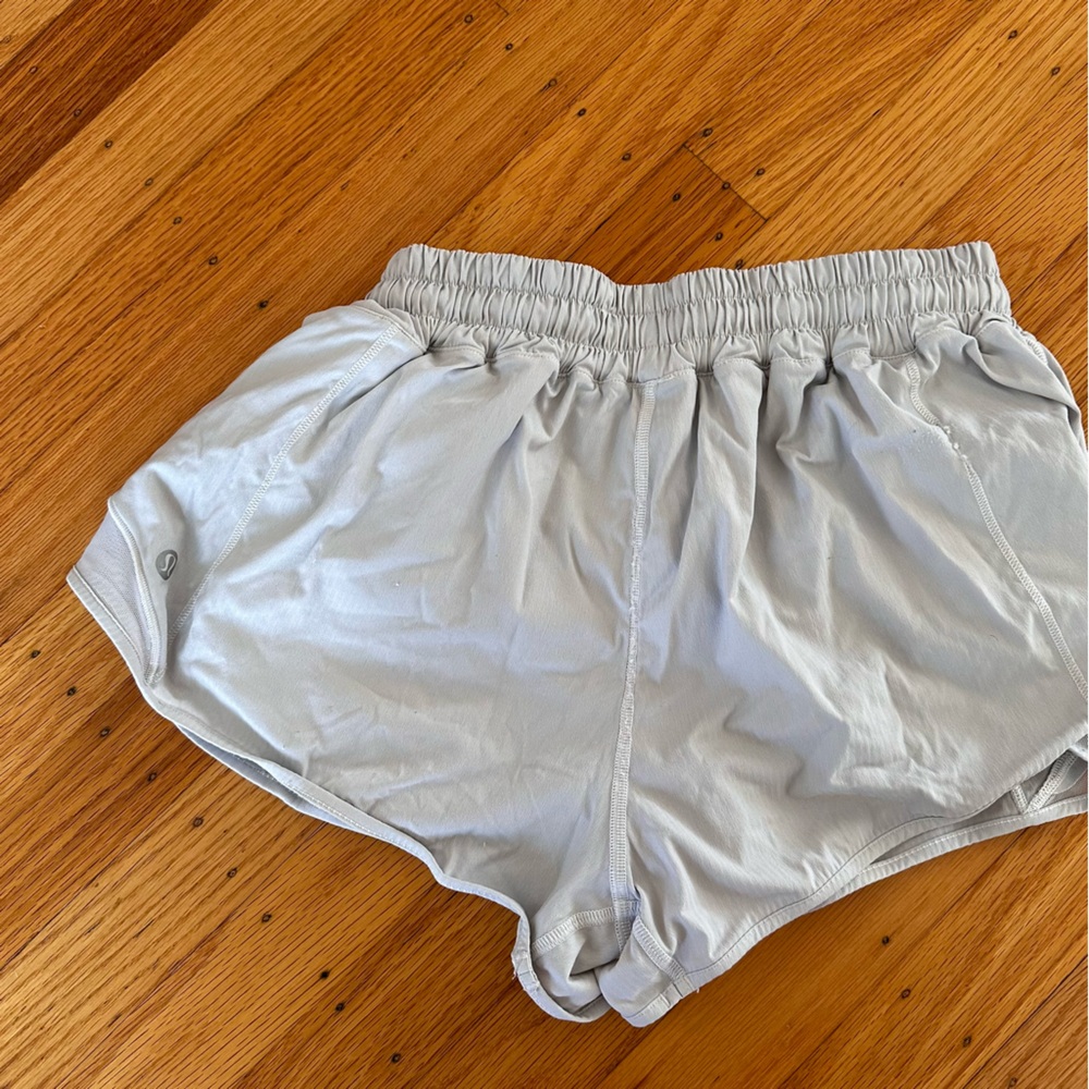 White lululemon hotty hot shorts - Size 6